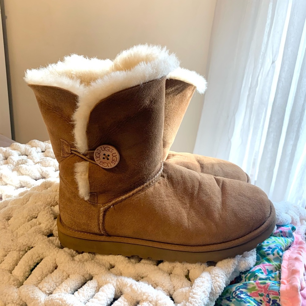 UGG Australia Bailey Button Short Chestnut